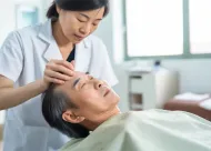 活动假牙会引起口臭吗？口腔活动桥对身体的4大危害与护理方案
