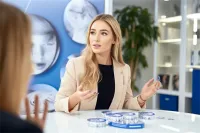 英国眼科医院近视专家：引领近视治疗新潮流！
