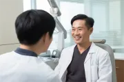 刮痧板刮眼袋会失败吗?避开5大风险的正确手法指南